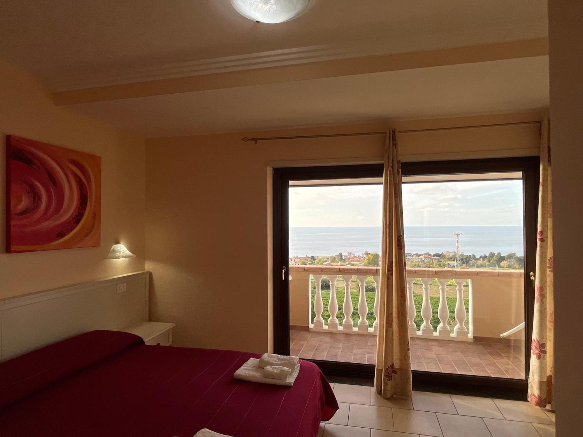 Отель Residenza Domus Aurea Tropea- Vista Mare Санта-Доменика Экстерьер фото