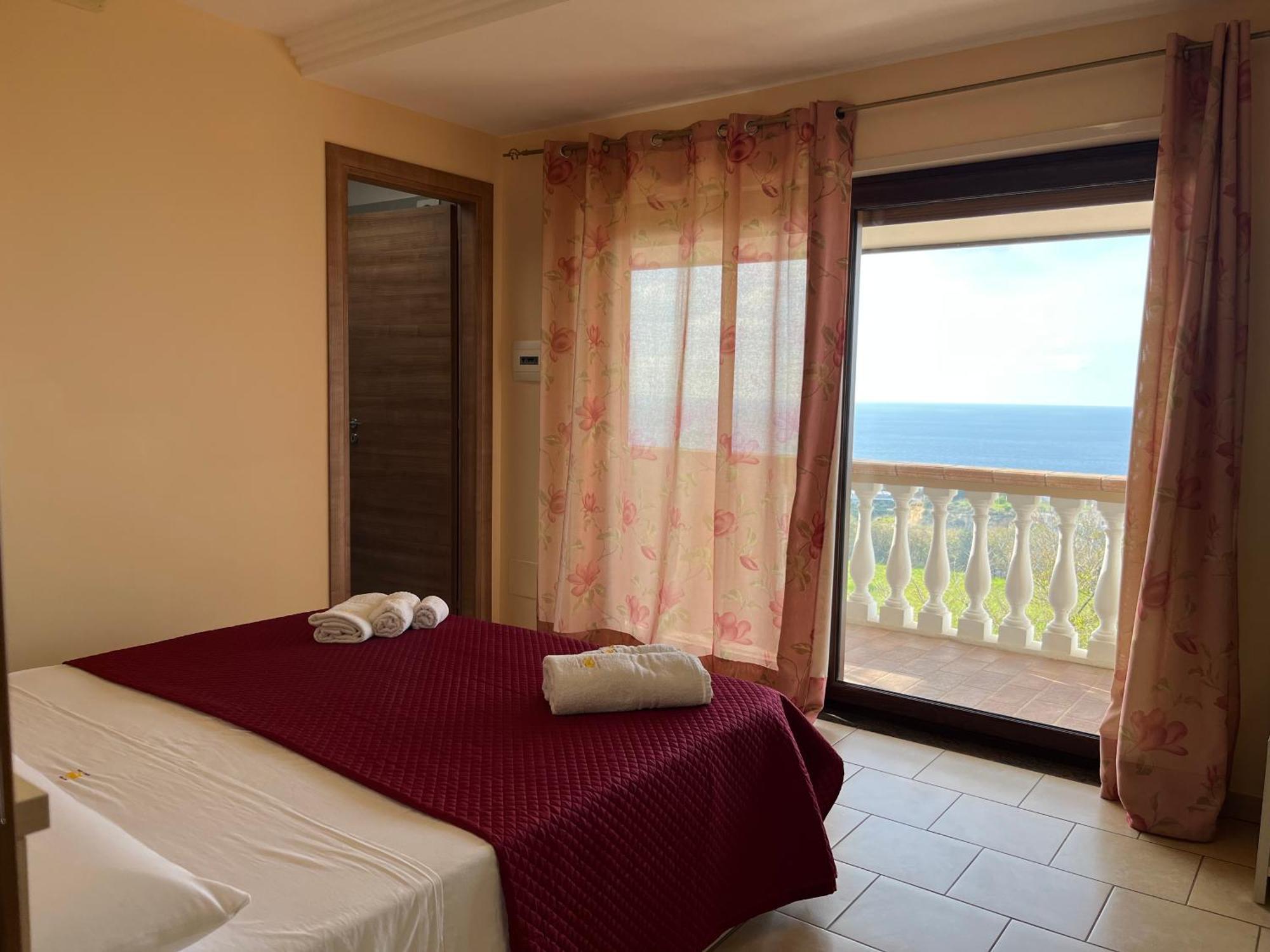 Отель Residenza Domus Aurea Tropea- Vista Mare Санта-Доменика Экстерьер фото
