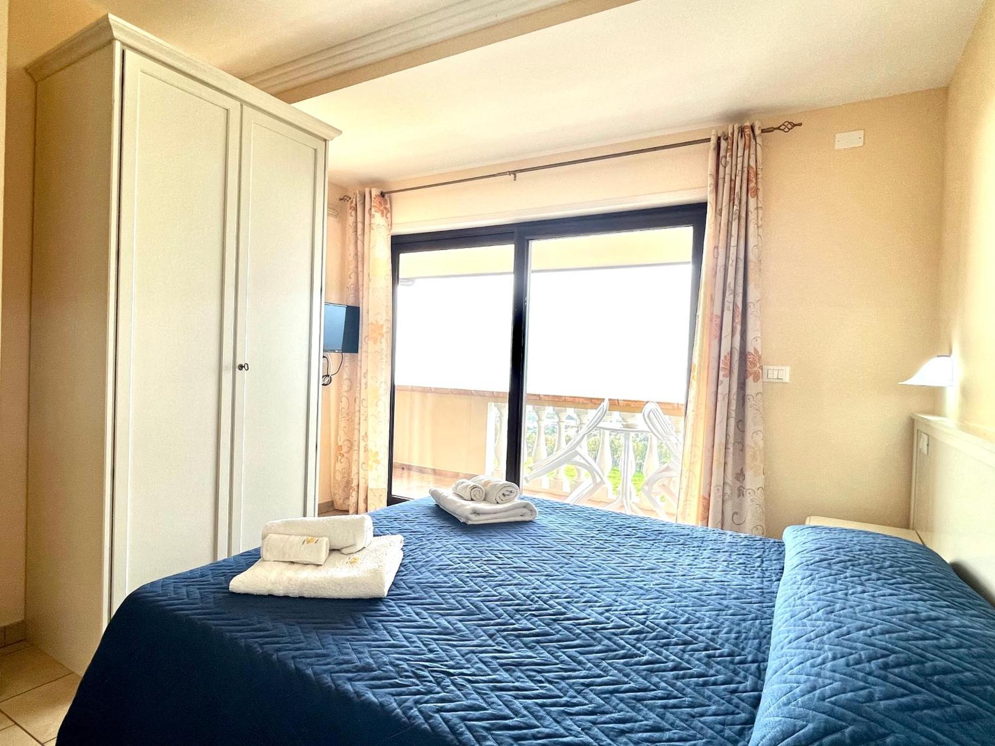 Отель Residenza Domus Aurea Tropea- Vista Mare Санта-Доменика Экстерьер фото