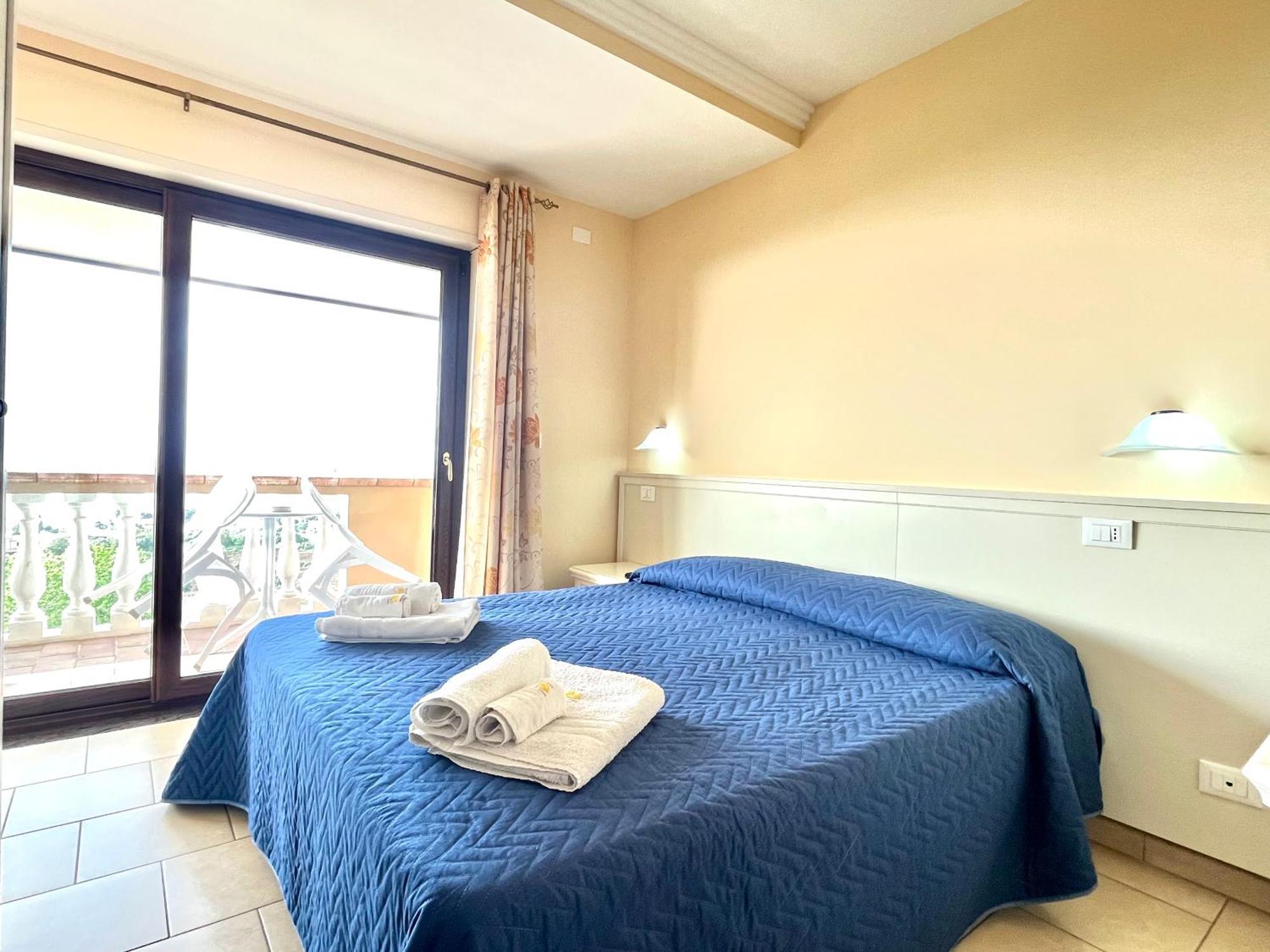 Отель Residenza Domus Aurea Tropea- Vista Mare Санта-Доменика Экстерьер фото